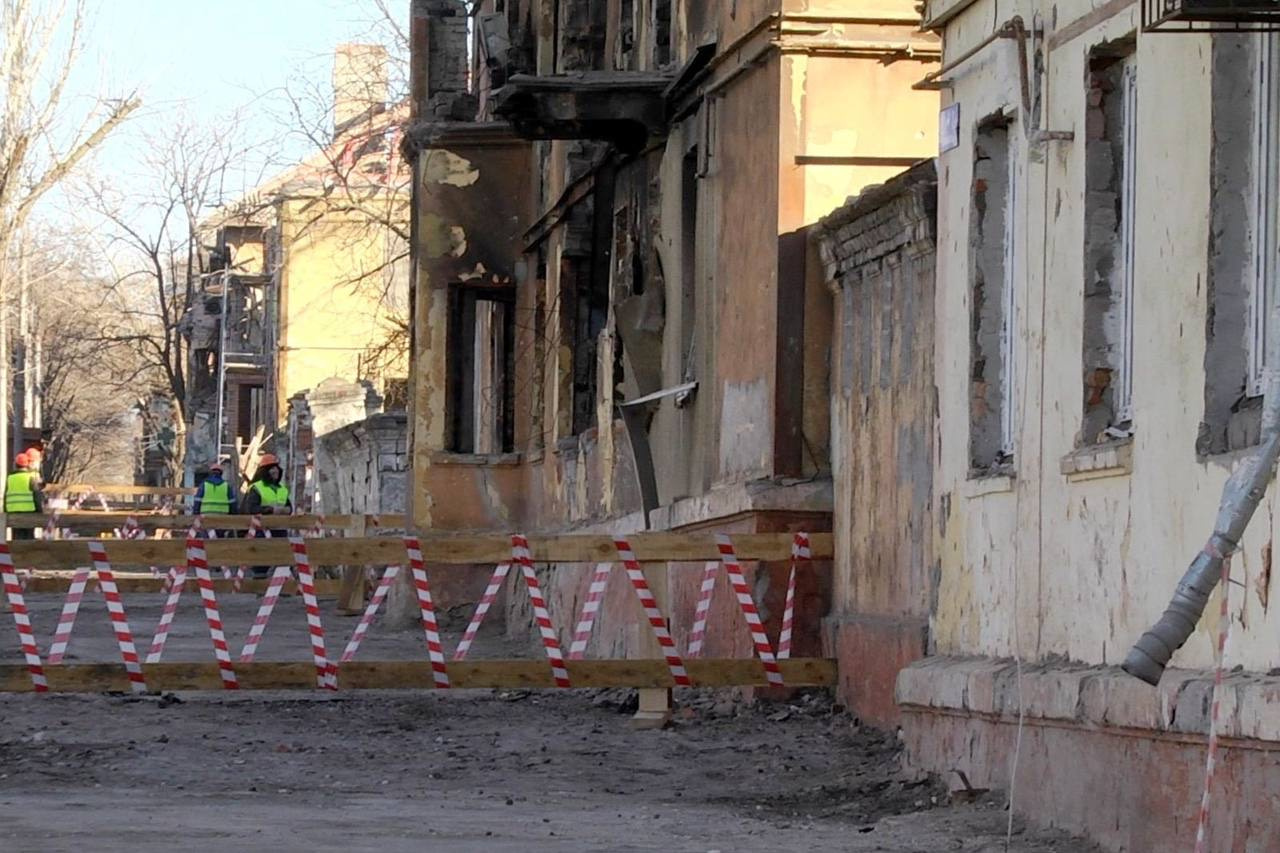 Мариуполь мирный. Мгу куинджи мариуполь. Разрушенный дом в мариуполе. Мариуполь центр города. Общества мариуполя.