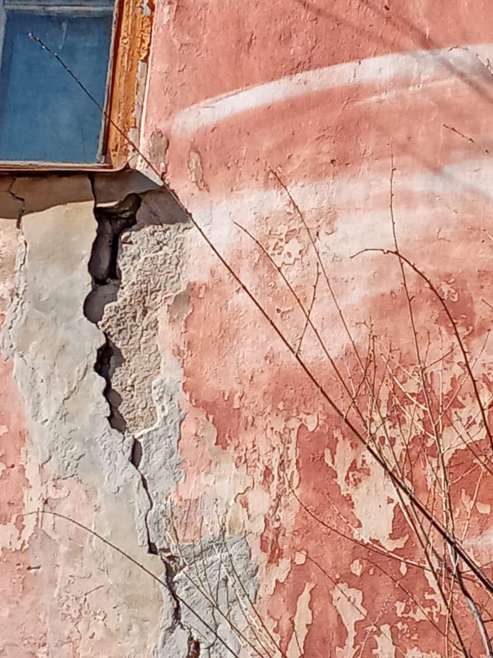 «В двух квартирах уже рухнул потолок»: жильцы аварийного дома не могут добиться расселения