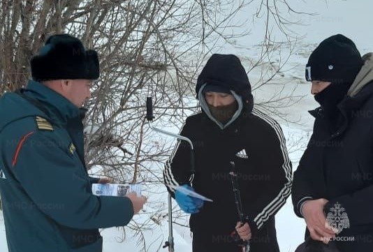 Инспекторы Центра ГИМС активно проводят профилактическую работу среди различных слоев населения Ямала