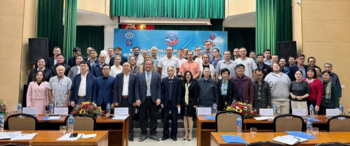 Участники экспедиции на заключительном совещании в Институте наук о Земле ВАНТ с участием представителей руководства и сотрудников институтов ВАНТ, МИД и других ведомств Вьетнама. 21.11.2025 г.