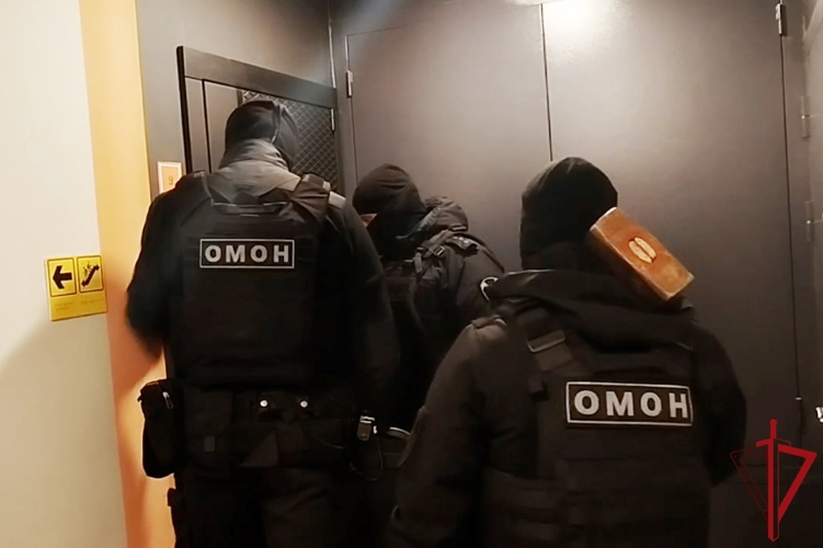 Cотрудники ОМОН Росгвардии оказали силовую поддержку следователям в задержании подозреваемых в незаконном обороте чёрной икры