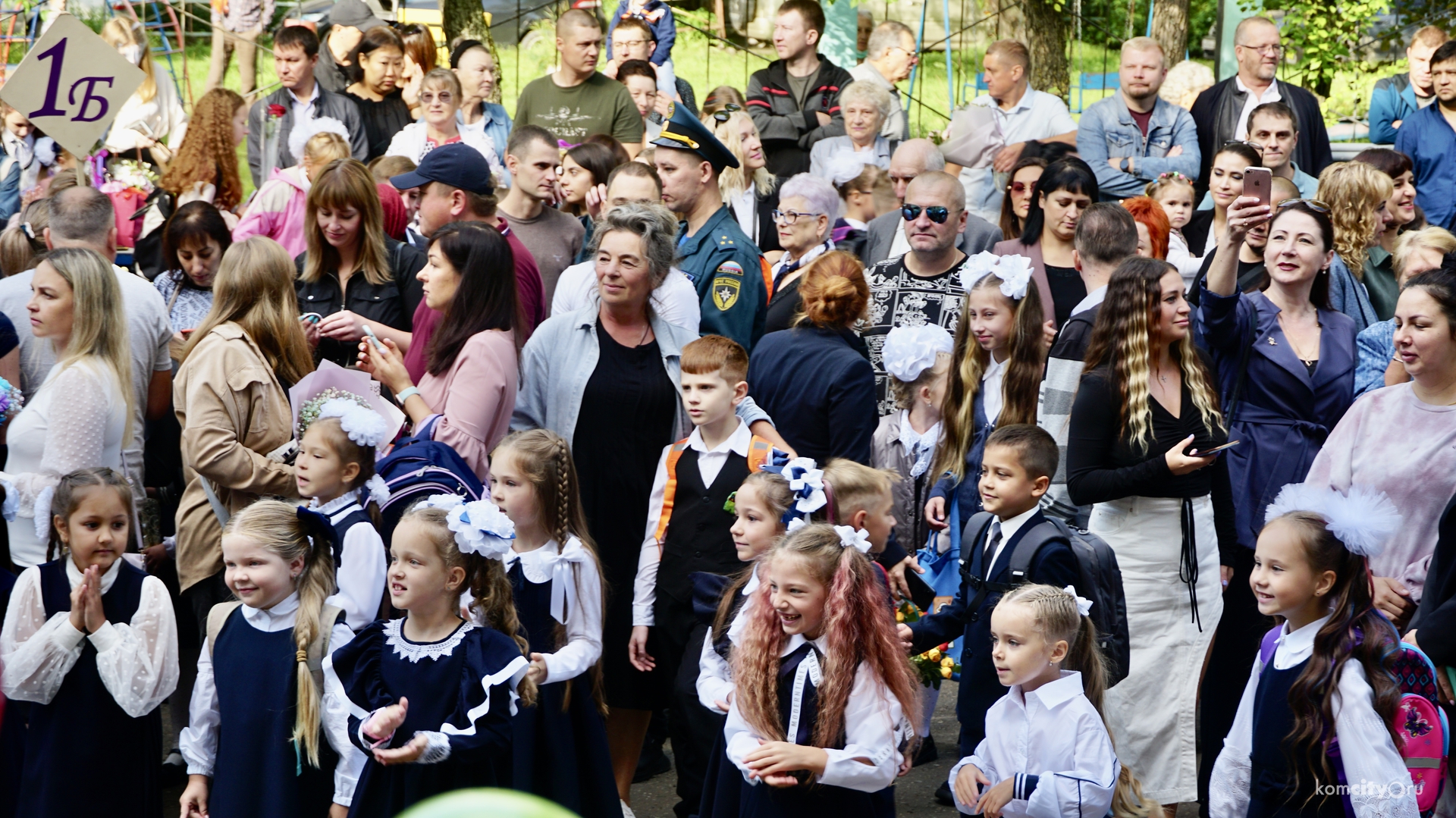 Первоклассница в форме. Новая школа березовский. Помощь к сентябрю. Помощь к сентябрю. Дети с родителями в магазине.