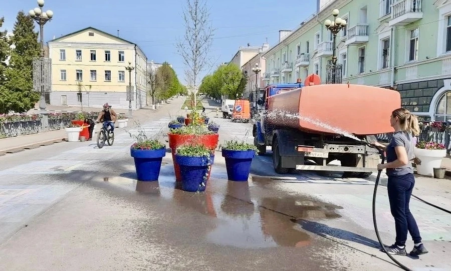 Александровский мост в Орле украшают цветами