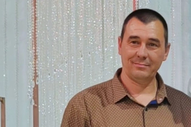 Его отец по прежнему пытался что то. Его отец по прежнему пытался что то