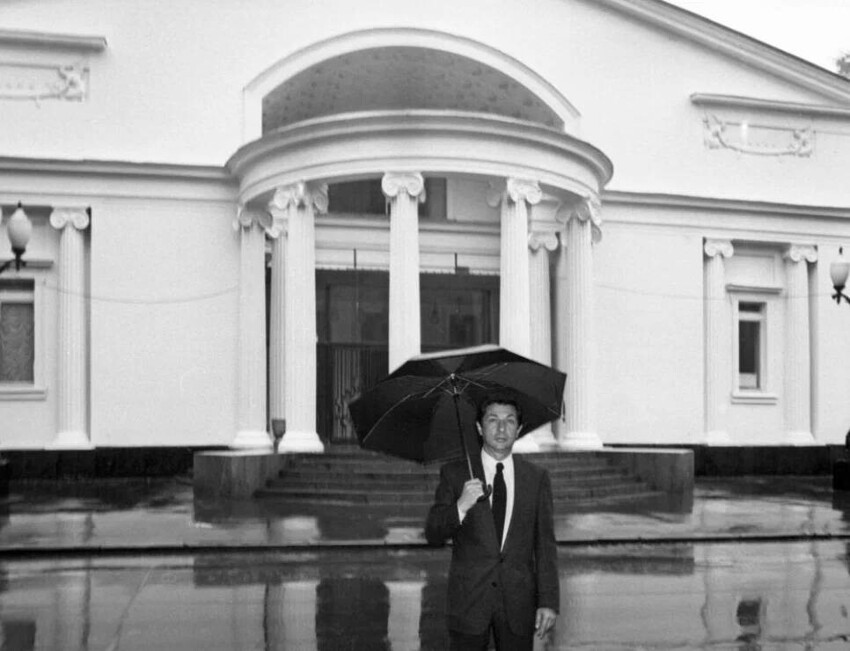 Игорь Кваша у входа в театр на Чистопрудном бульваре, 1983 год