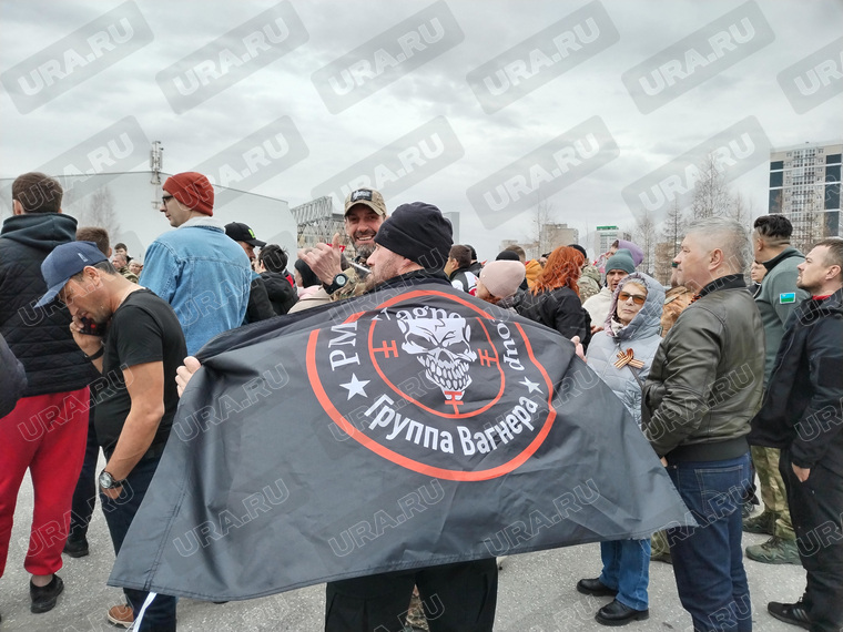 Житель Ханты-Мансийска с флагом ЧВК «Вагнер» принял участие в автопробеге