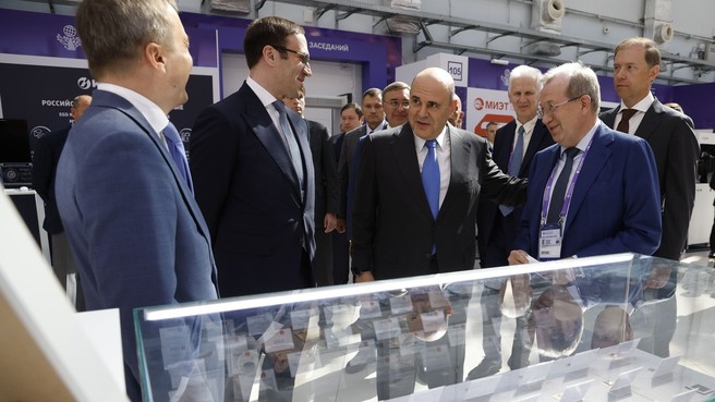 Михаил Мишустин осмотрел выставку Российского форума «Микроэлектроника 2025». С Министром науки и высшего образования Валерием Фальковым, Денисом Мантуровым, президентом РАН Геннадием Красниковым, помощником президента Андреем Фурсенко