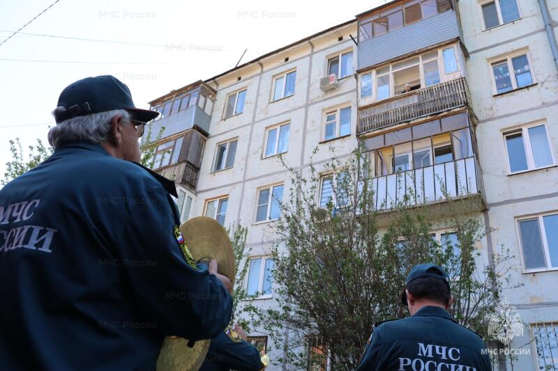 Забота и уважение: сотрудники МЧС России навещают ветеранов войны