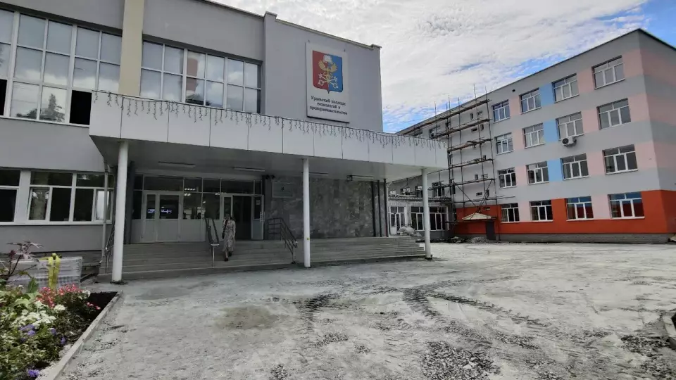 Крыша спортзала обрушилась в одном из колледжей Екатеринбурга