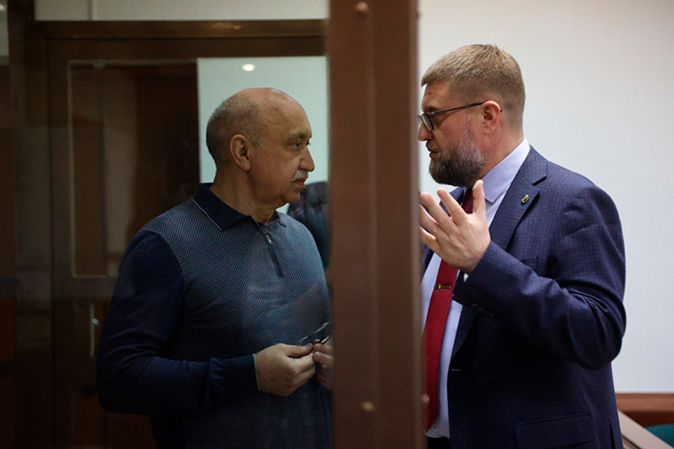 Адвокат Алексей Доночкин подверг сомнению тезис суда, что между Гафуровым и членами ОПС «29-й комплекс» были длительные дружеские отношения и криминальное покровительство