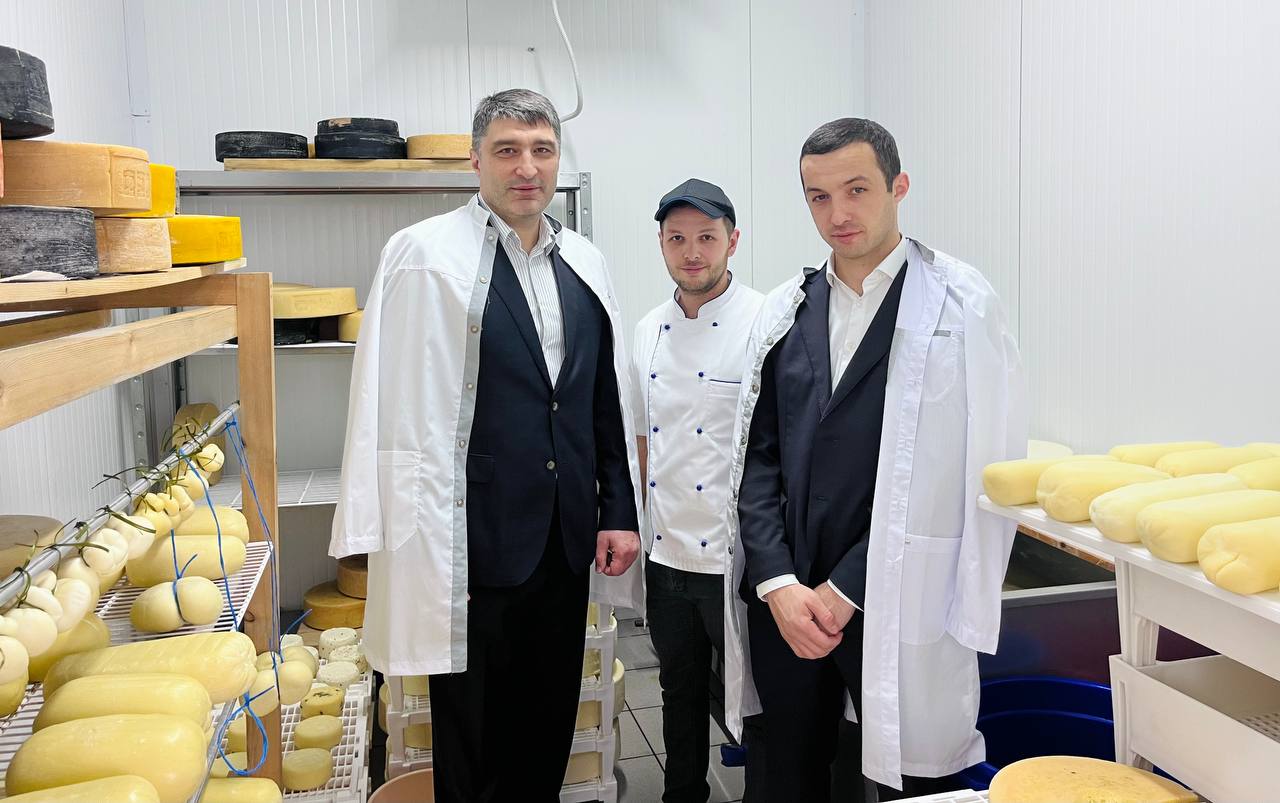 Министр сельского хозяйства Карачаево-Черкесской Республики Анзор Боташев посетил с рабочим визитом сыроварню «Riches»
