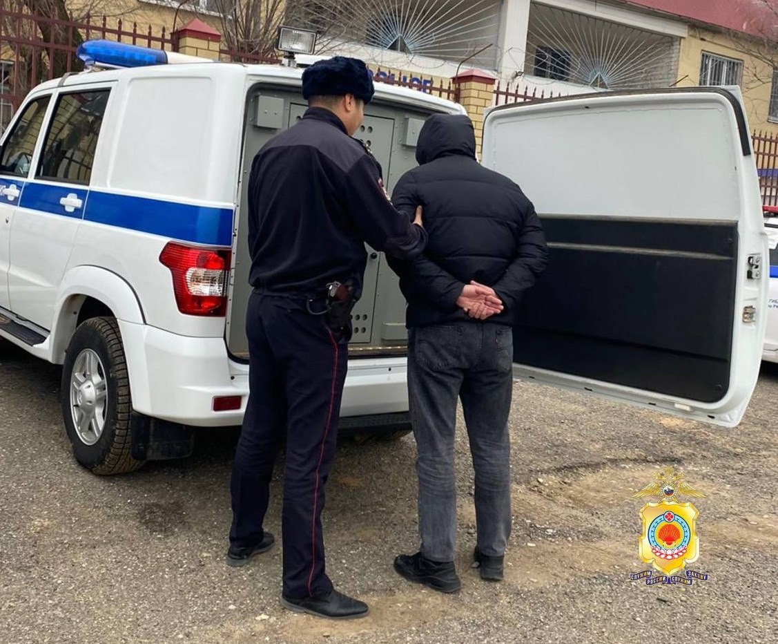 Полицейские Калмыкии на территории соседнего региона задержали подозреваемого в мошенничестве.