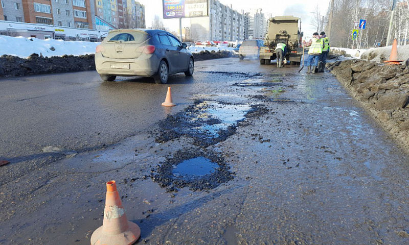 Ямочный ремонт в Ярославле проводят на самых критических участках улиц: список дорог