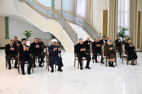 Шавкат Мирзиёев возложил цветы к подножию памятника Исламу Каримову в Ташкенте - Sputnik Узбекистан