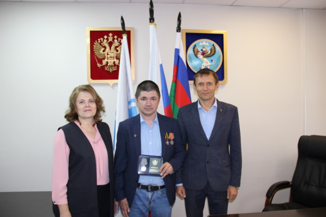 Вручение ведомственной награды Минюста России адвокату Палаты адвокатов Республики Алтай