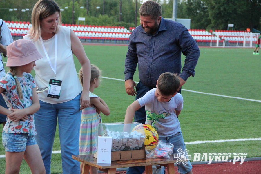 Новости в 12 на первом. Новости в 12 на первом. Новости в 12 на первом. Час новостей 12 канал. Школьная линейка 1 класс.