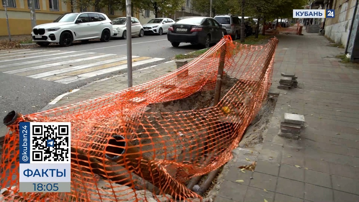 Женщина упала в двухметровую яму в центре Новороссийска
