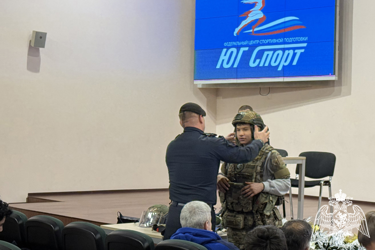 Офицер ОМОН провел урок мужества для юношеской сборной России по боксу в Сочи