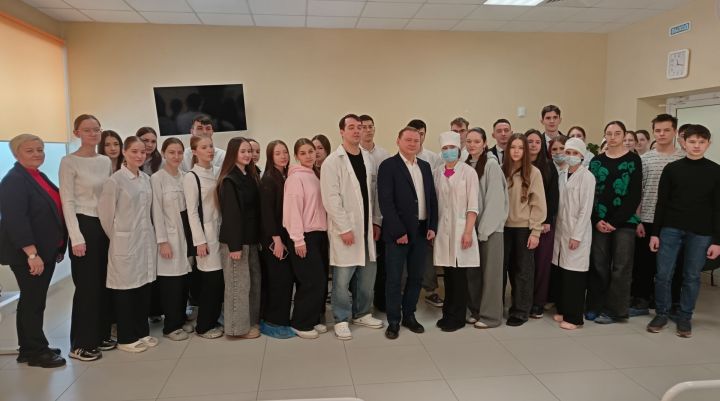 Фестиваль «Ангелы в белых халатах» открыл двери в мир медицины для молодежи Мензелинска