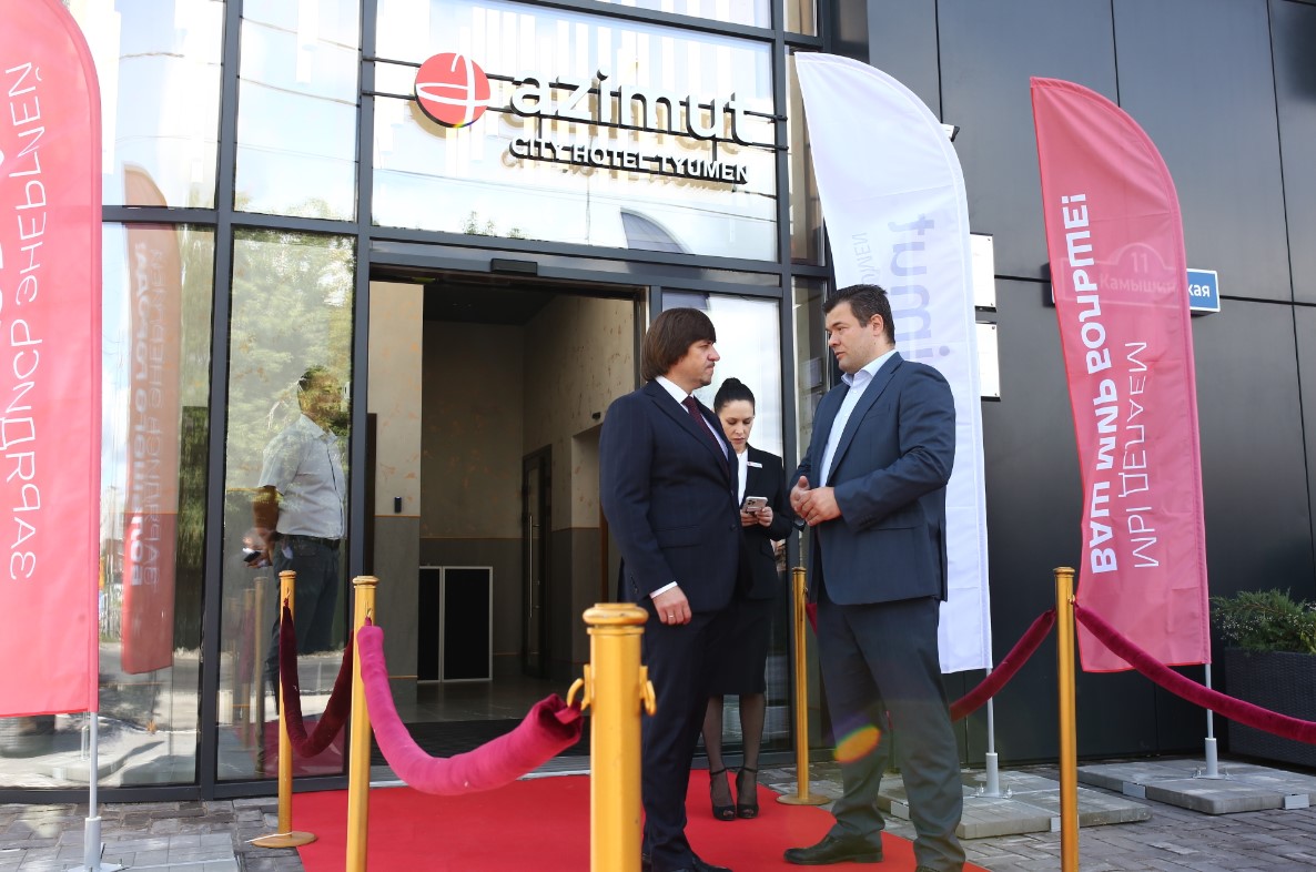 Глава Тюмени Максим Афанасьев и генеральный директор AZIMUT Hotels Максим Бродовский.