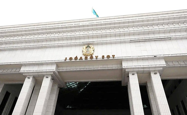Делегация сенаторов приняла участие в наблюдении за проведением референдума по принятию новой Конституции Казахстана