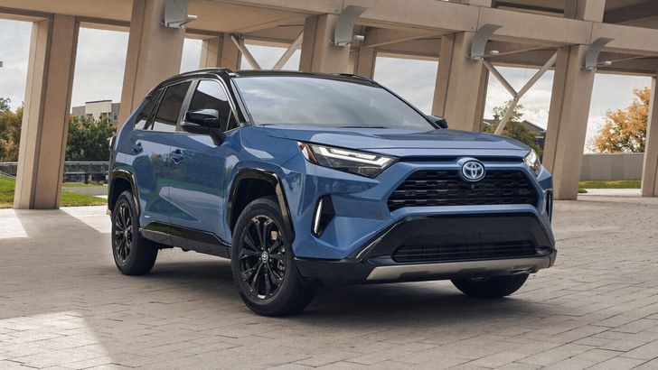 В Россию вернулся любимый кроссовер Toyota россиян. Он стоит дешевле «китайцев»
