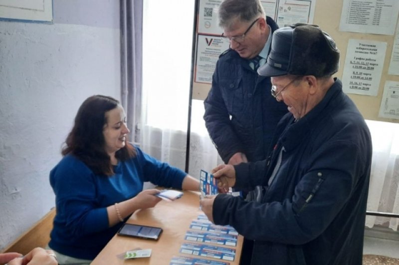 Председатель горсовета Владимир Корбут в числе первых посетителей своего избирательного участка.