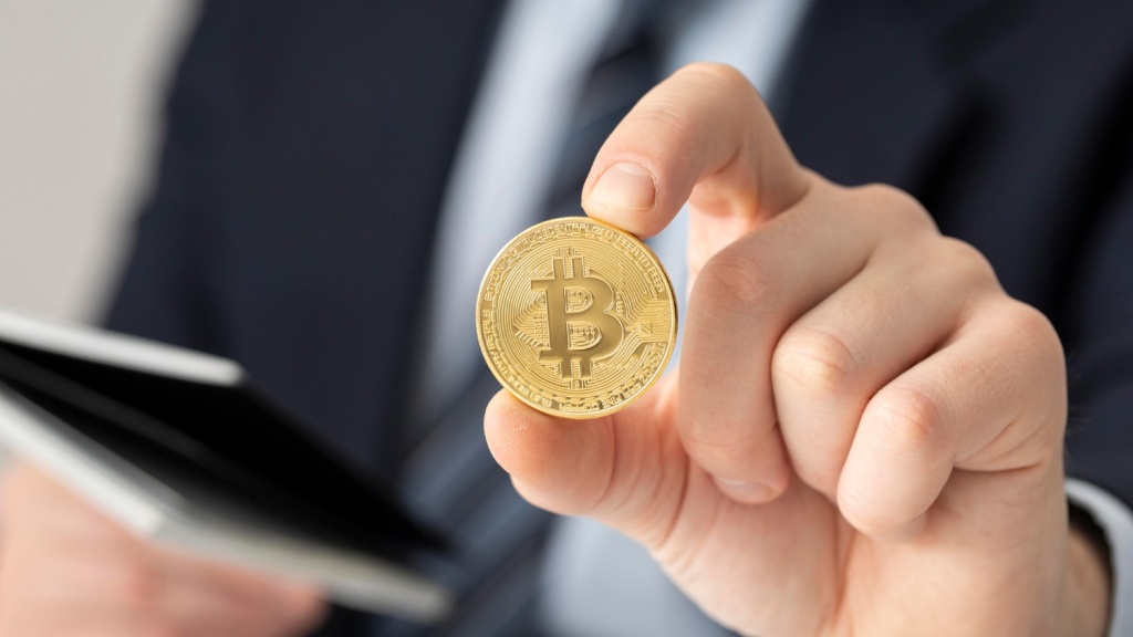 Курс биткоина достиг рекордной для 2023 года отметки в 38 390 долларов