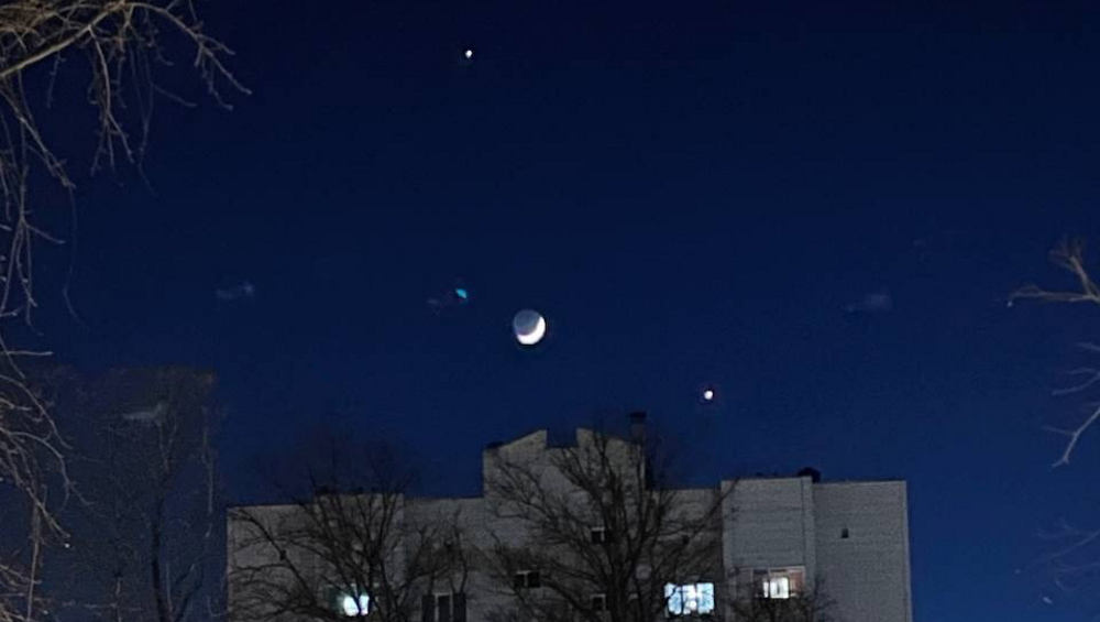 Яркая планета рядом с луной. Луна сегодня планеты сегодня. Планета рядом с луной. Лунное затмение 19 ноября 2021. 5.