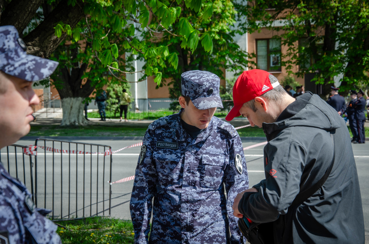 Как росгвардейцы обеспечили охрану общественного порядка в День Победы в Пензе — смотрите в нашем видео