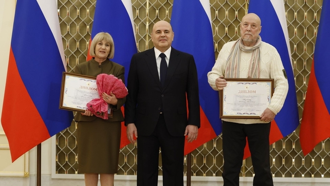 Михаил Мишустин вручил премии Правительства за 2025 год в области средств массовой информации. С членами коллектива журнала «Сибирячок» – главным редактором Татьяной Тихоновой и главным художником Александром Муравьёвым