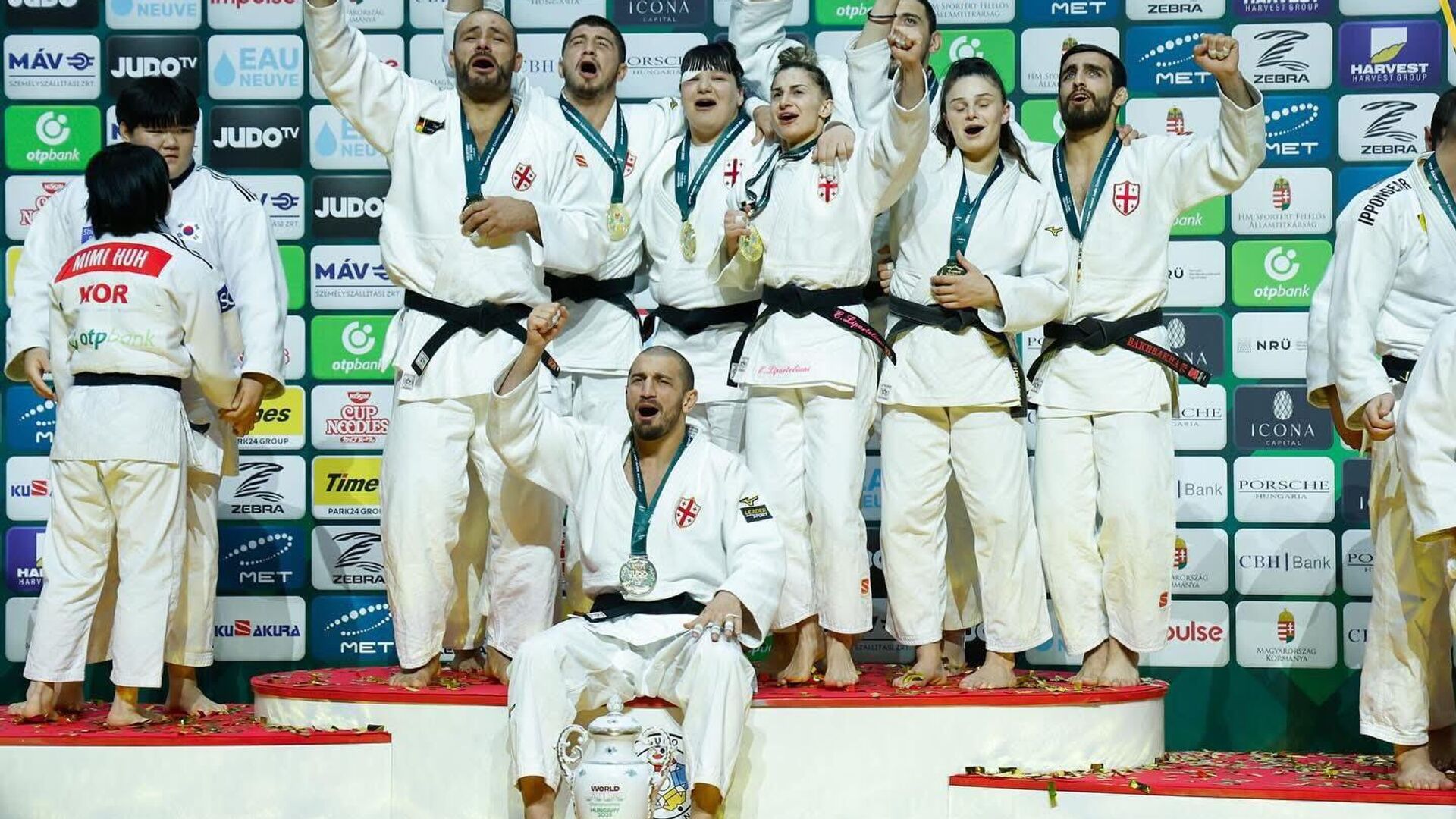 Сборная Грузии в финале смешанных командных соревнований обыграла команду Южной Кореи со счетом 4:1 и впервые завоевала титул чемпиона мира. - Sputnik Грузия, 1920, 21.06.2025