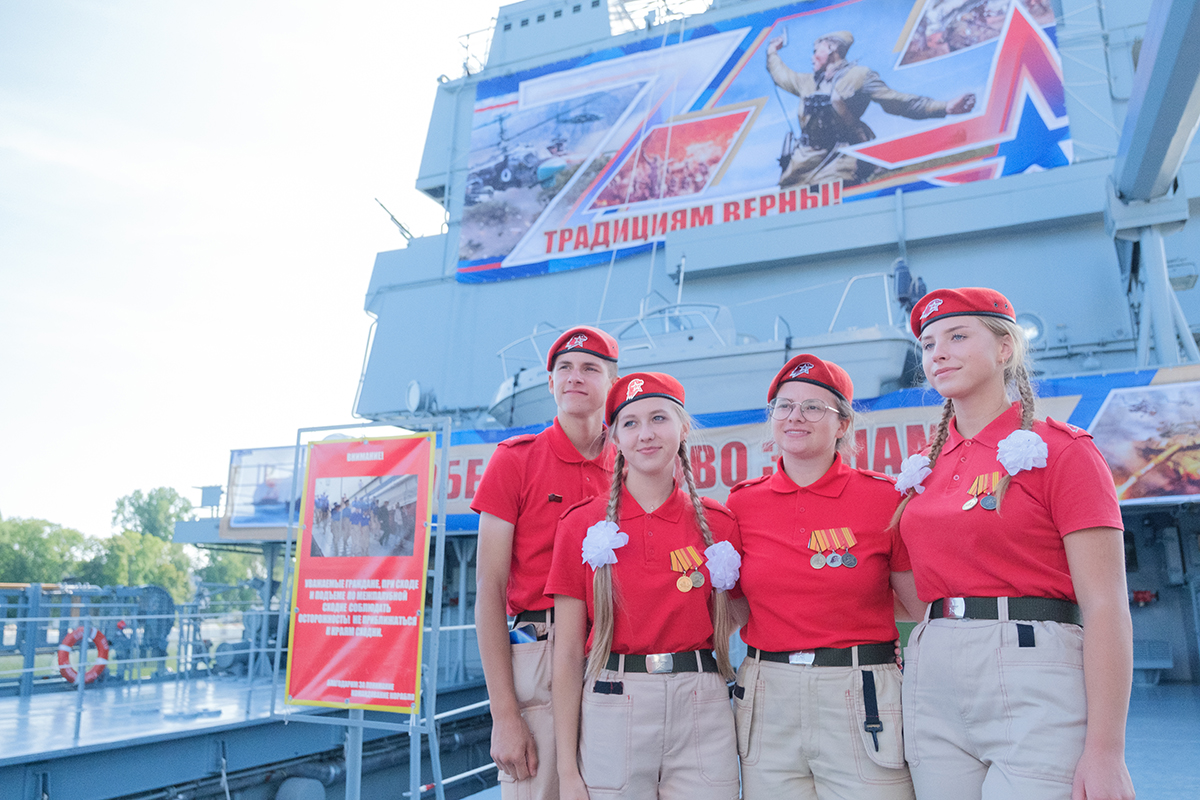 Молодёжь Калининградской области посетила большой десантный корабль «Иван Грен»