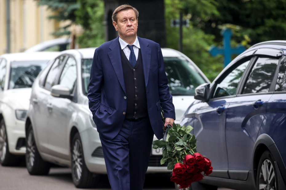 Уполномоченный по защите прав предпринимателей в Санкт-Петербурге Валерий Калугин перед началом церемонии похорон бывшего министра транспорта РФ Романа Старовойта