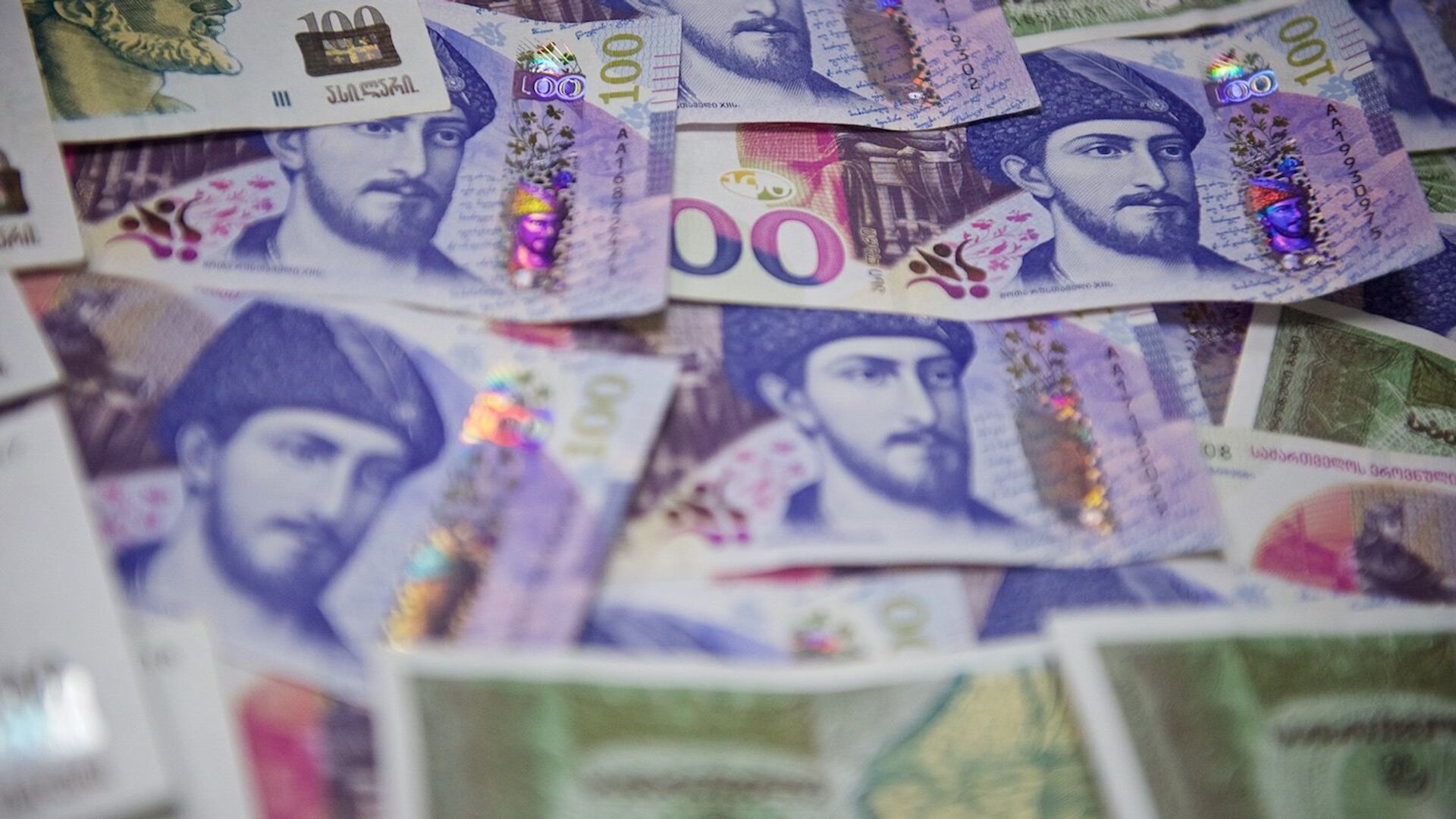 Купюры достоинством сто лари - Sputnik Грузия, 1920, 29.05.2025