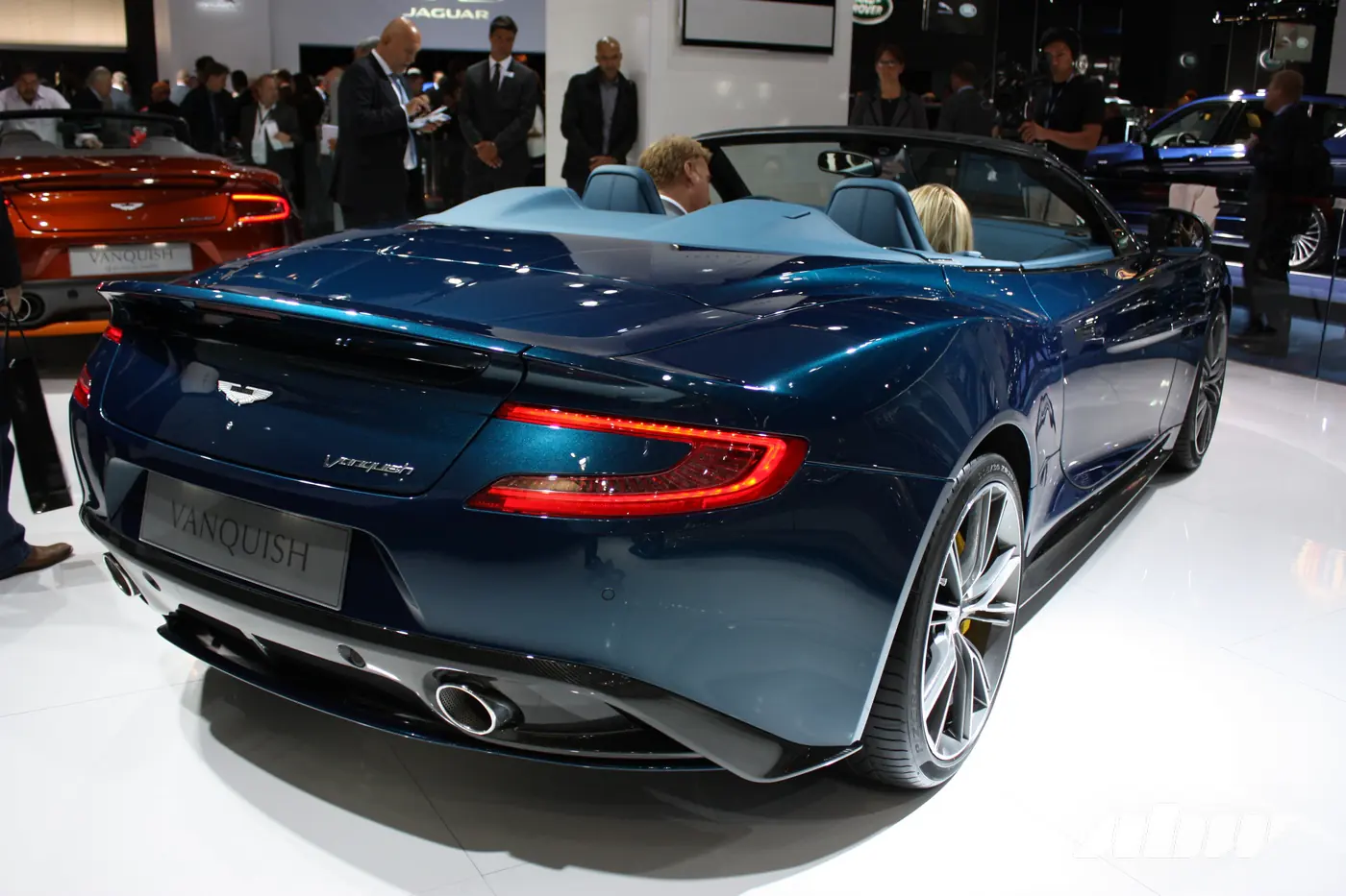 Три поколения победителей: четвертьвековой юбилей Aston Martin Vanquish