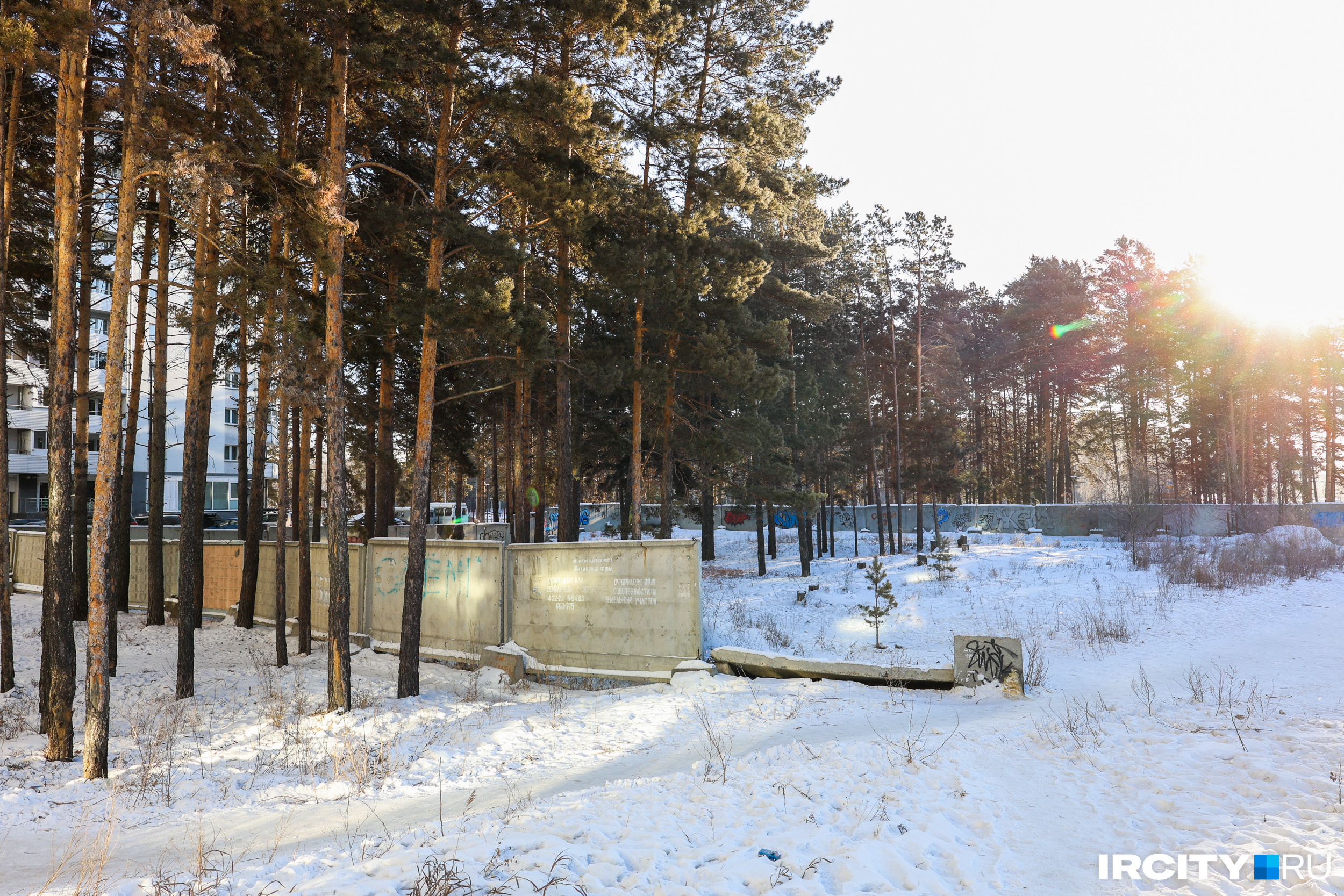 На этот забор ангарчане «любуются» с 2018 года