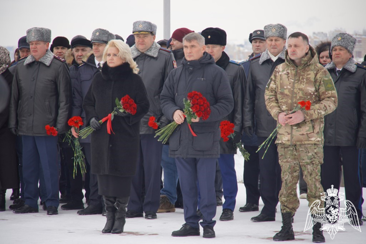 В День защитника Отечества сотрудники Росгвардии возложили цветы к Вечному огню 