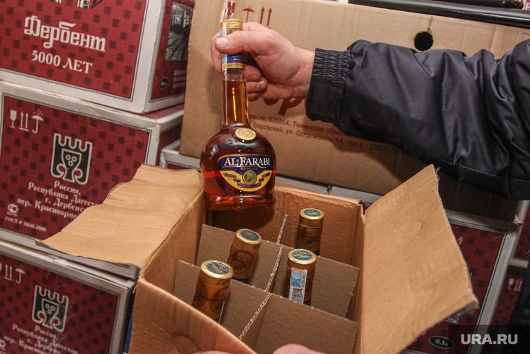 Внеочередное заседание Петуховской городской Думы. Петухово. Курганская область., коньяк, контрофакт, коробки со спиртным, конфискованный алкоголь