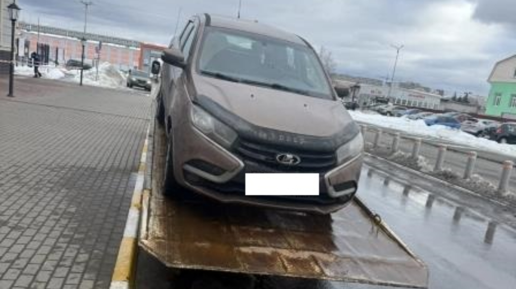 В Брянске за два дня отправили на штрафстоянку 14 неправильно припаркованных авто