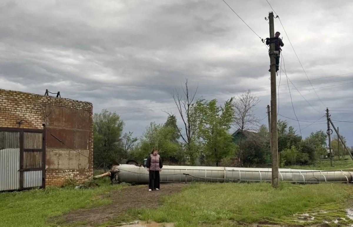 Упавшая из-за ветра водонапорная башня оставила без света саратовский поселок 