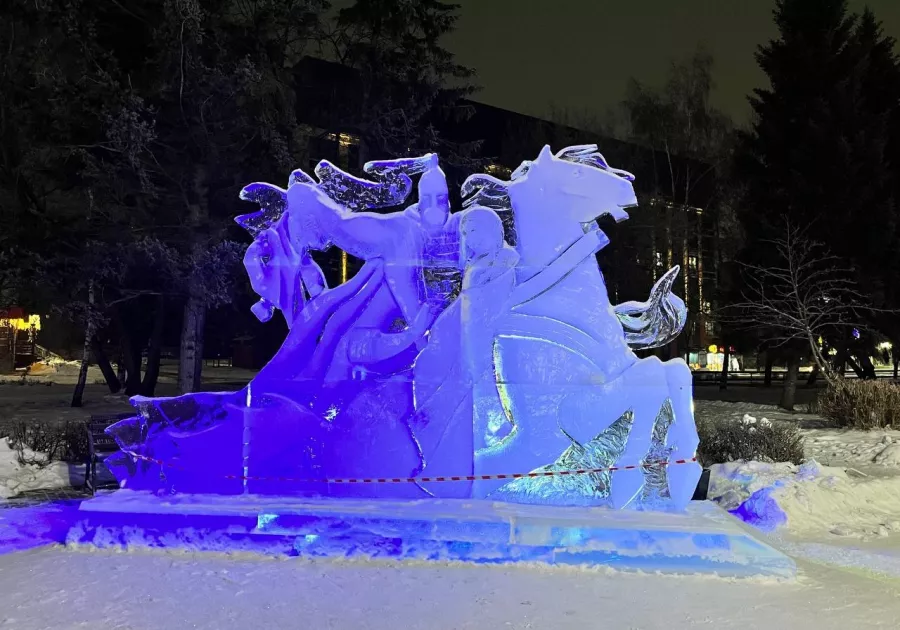 В Бийске заканчивают подготовку города к новогодним праздникам