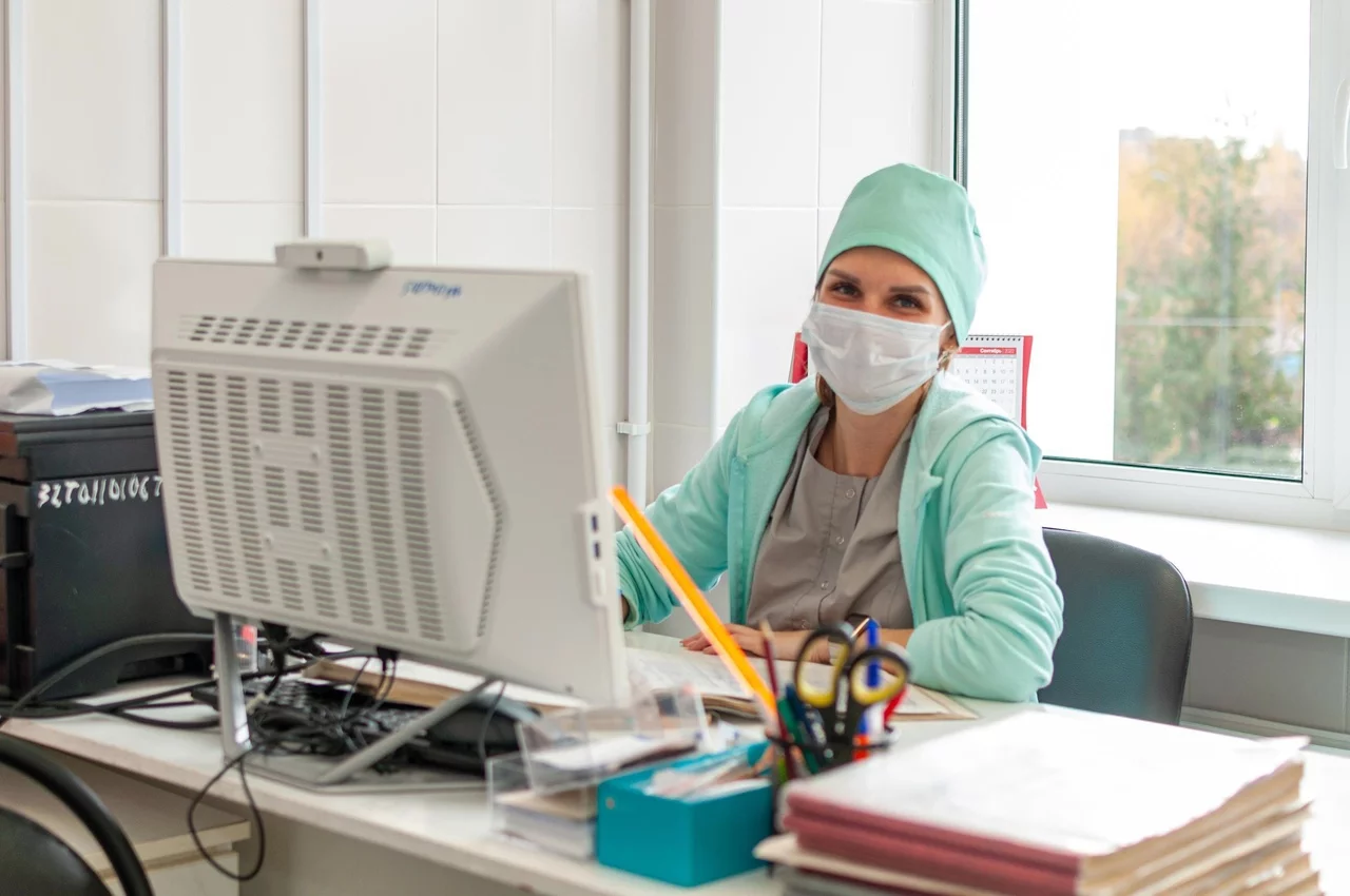 Социальные выплаты медикам. Вызов врача на дом. Вызов хирурга на дом. Вызвать врача на дом. Много врачей.