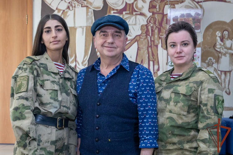 Женщин - военнослужащих Уральского округа Росгвардии с 8 марта поздравила рок-группа «Чайф» (видео)