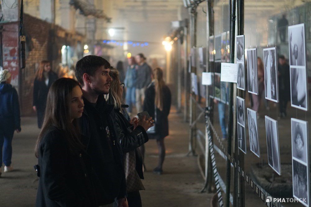 очередь за кроссовками. мсн телеком. люди в очереди. музыка очередь. люди в очереди.