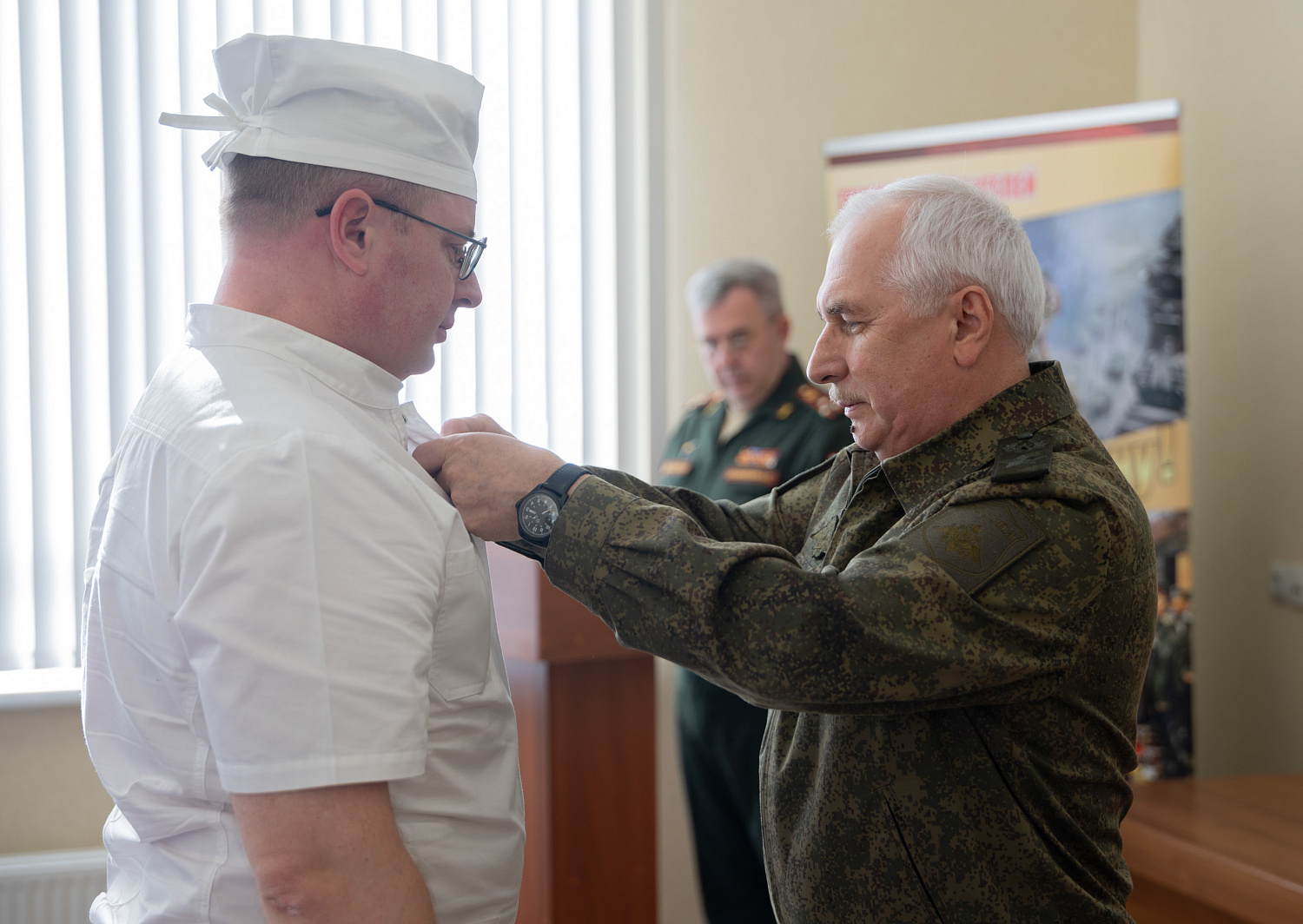 В Ростовском госпитале наградили военнослужащих, медицинский персонал и волонтеров , фото 4