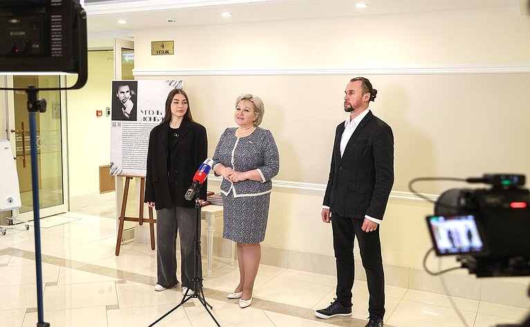 В Совете Федерации открылась выставка «Уголь Донбасса» работ Сергея Марченко