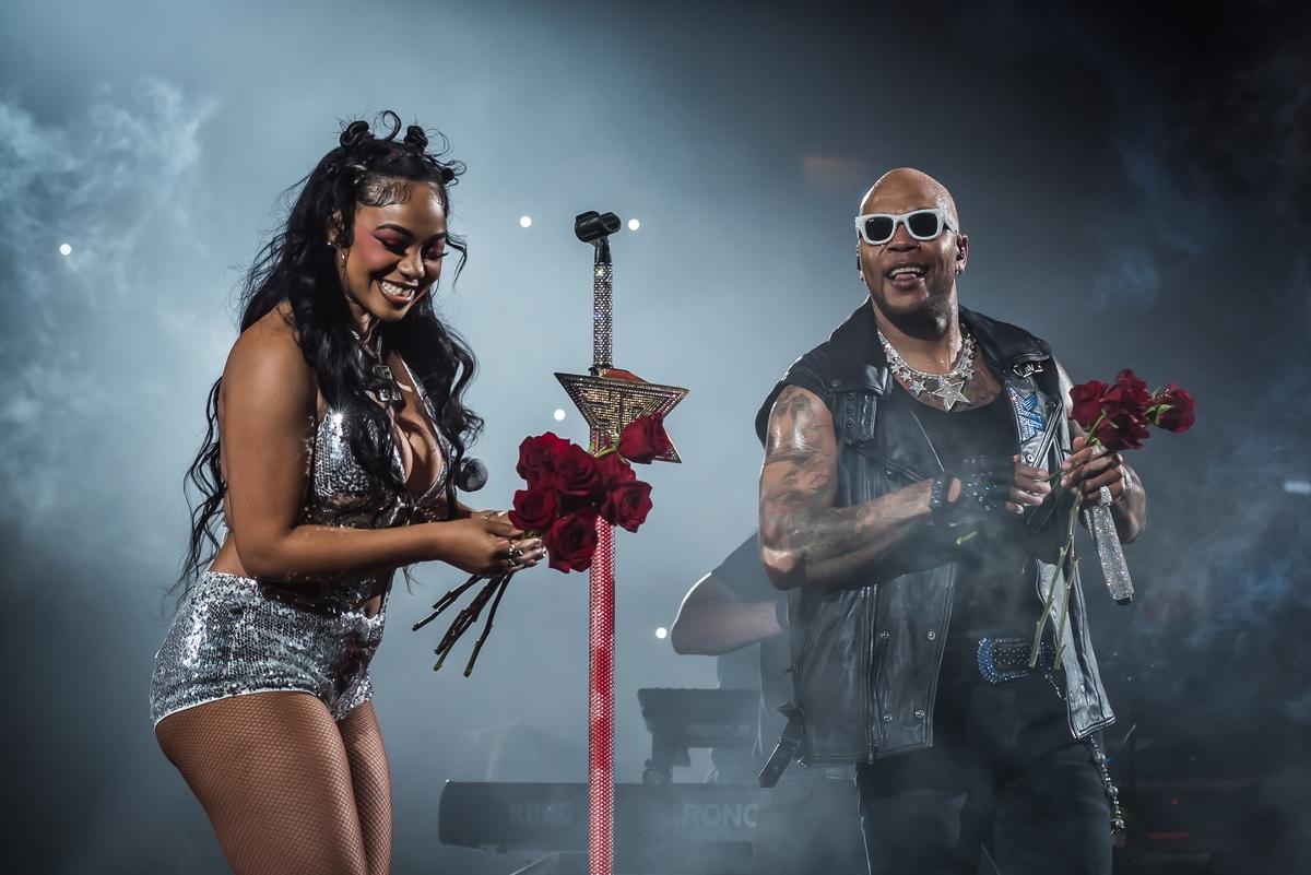 Фото «Бешеная энергетика»: в Новосибирске впервые прошёл концерт Flo Rida — динамичные кадры шоу 13