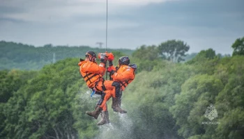 У камчатских спасателей прошел большой тренировочный день по беспарашютному десантированию