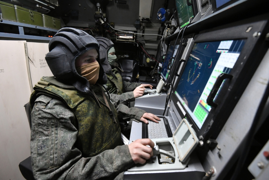 Военнослужащие на рабочих местах в машине боевого управления сил ПВО РФ в зоне СВО
